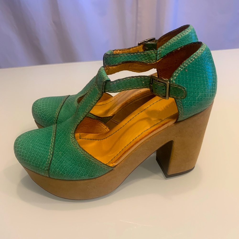 Teal Nicole snakeskin pattern leather platform heels, size 7.5